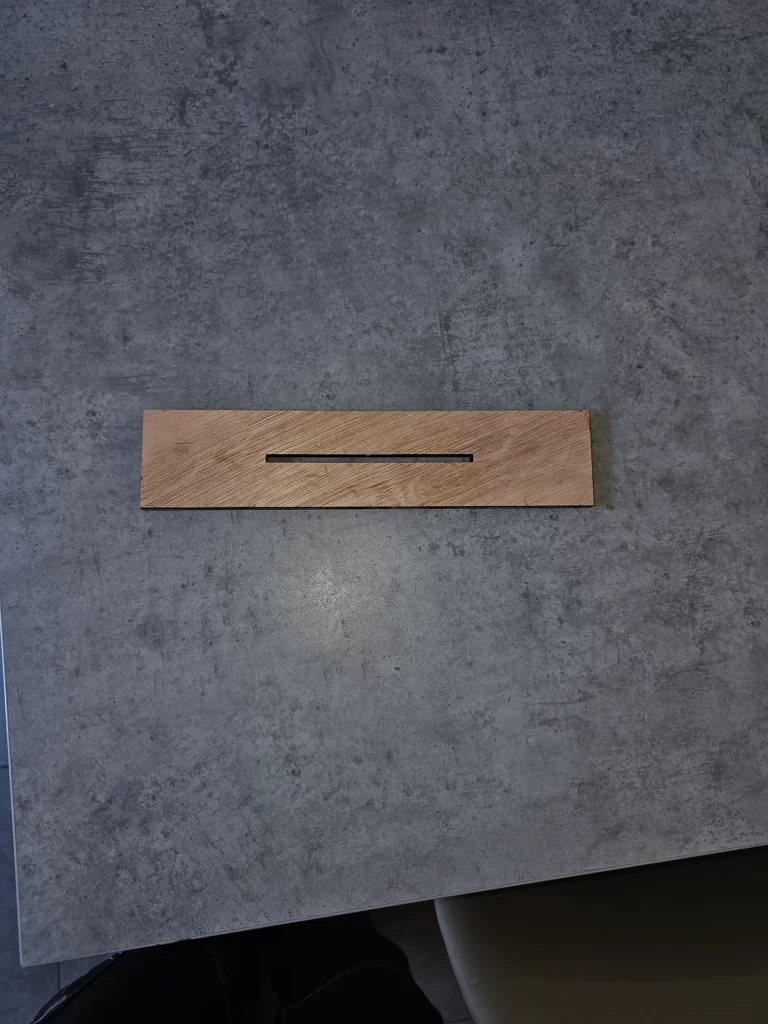 Nauwkeurig laser gesneden houten ring op de werktafel in het atelier