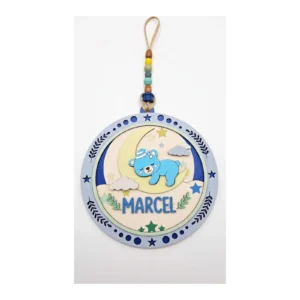 Handgemaakt gelaagd houten deurbord voor de babykamer met een slapend blauw beertje op de maan en de naam Marcel