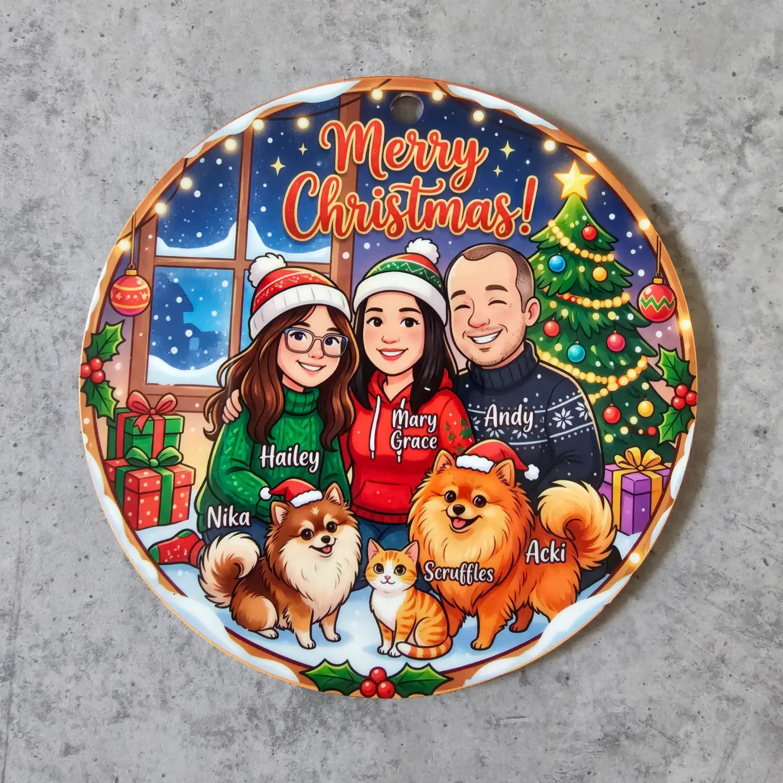 Gepersonaliseerde kerstbal in acryl op een grijze ondergrond, met een gezin, honden en een kat in een knusse kerstkamer met besneeuwd raam