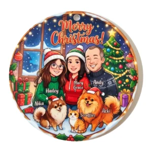 Ronde acryl kerstbal met een getekend gezin in kerstmutsen, twee pomeriaantjes en een kat, elk met hun naam, en de tekst Merry Christmas