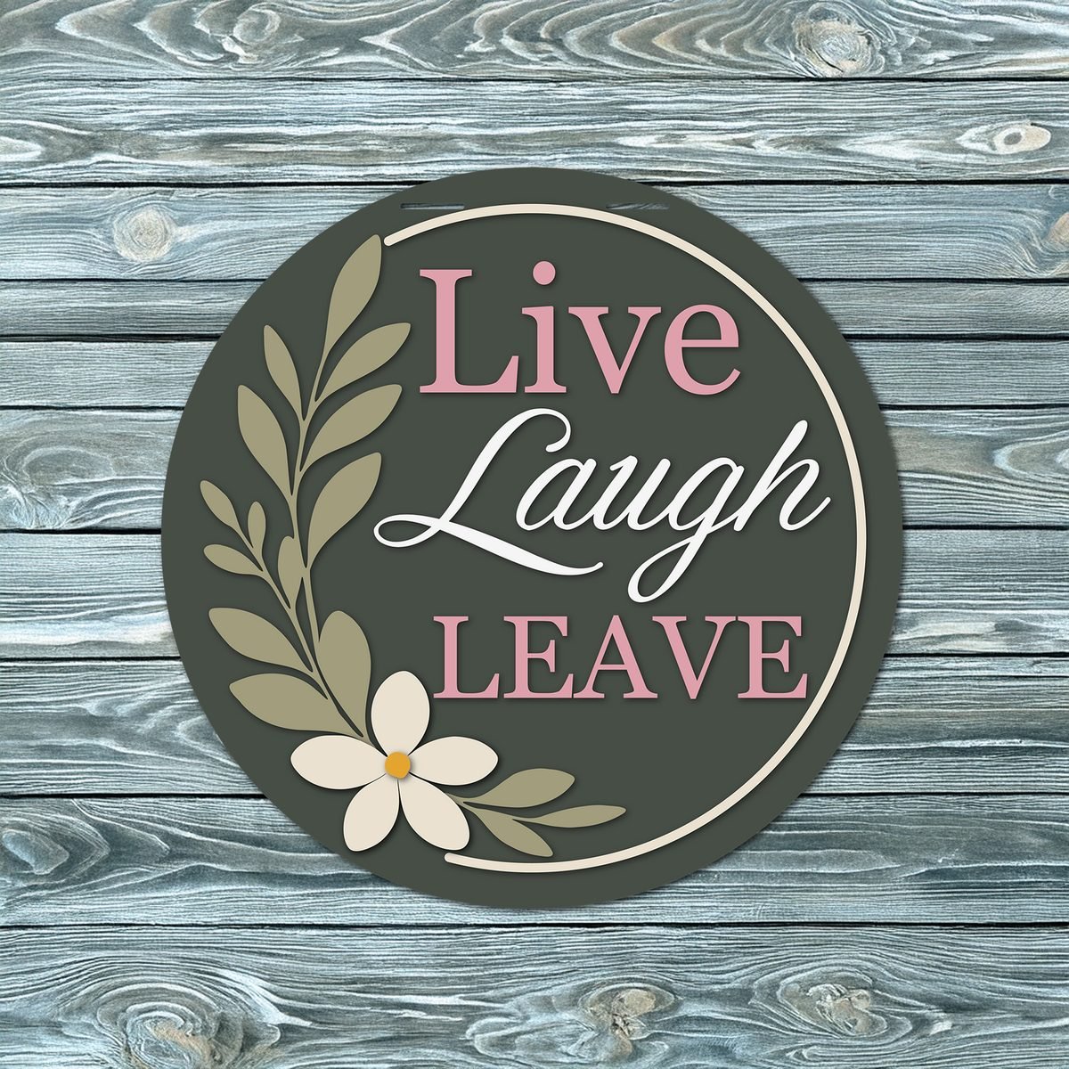 Gegraveerd houten deurbord met de tekst Live Laugh Leave