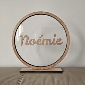 Houten naamcirkel met plexiglas en de naam Noémie in vloeiend schrift