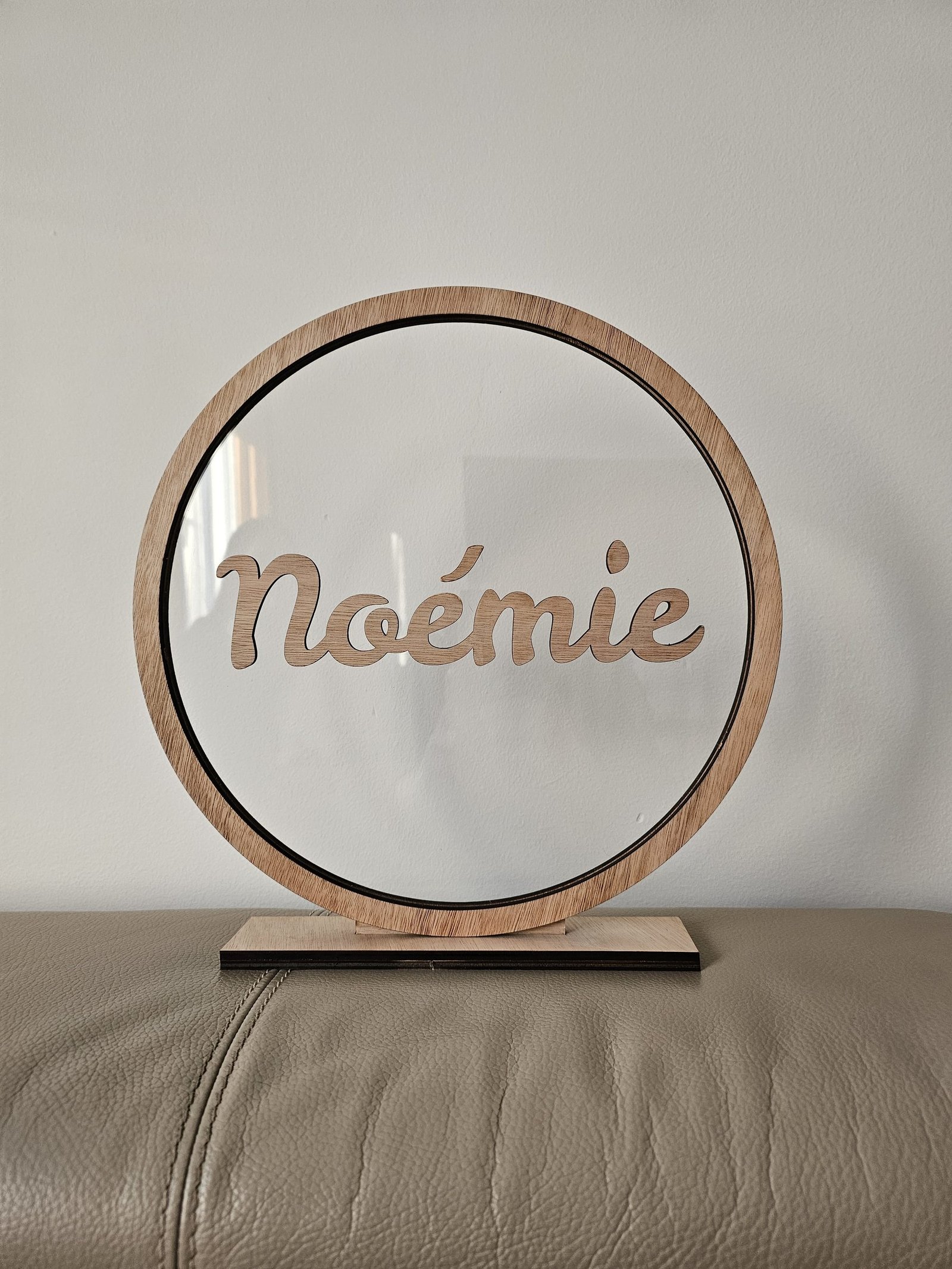 Houten naamcirkel met plexi letters, op maat gemaakt